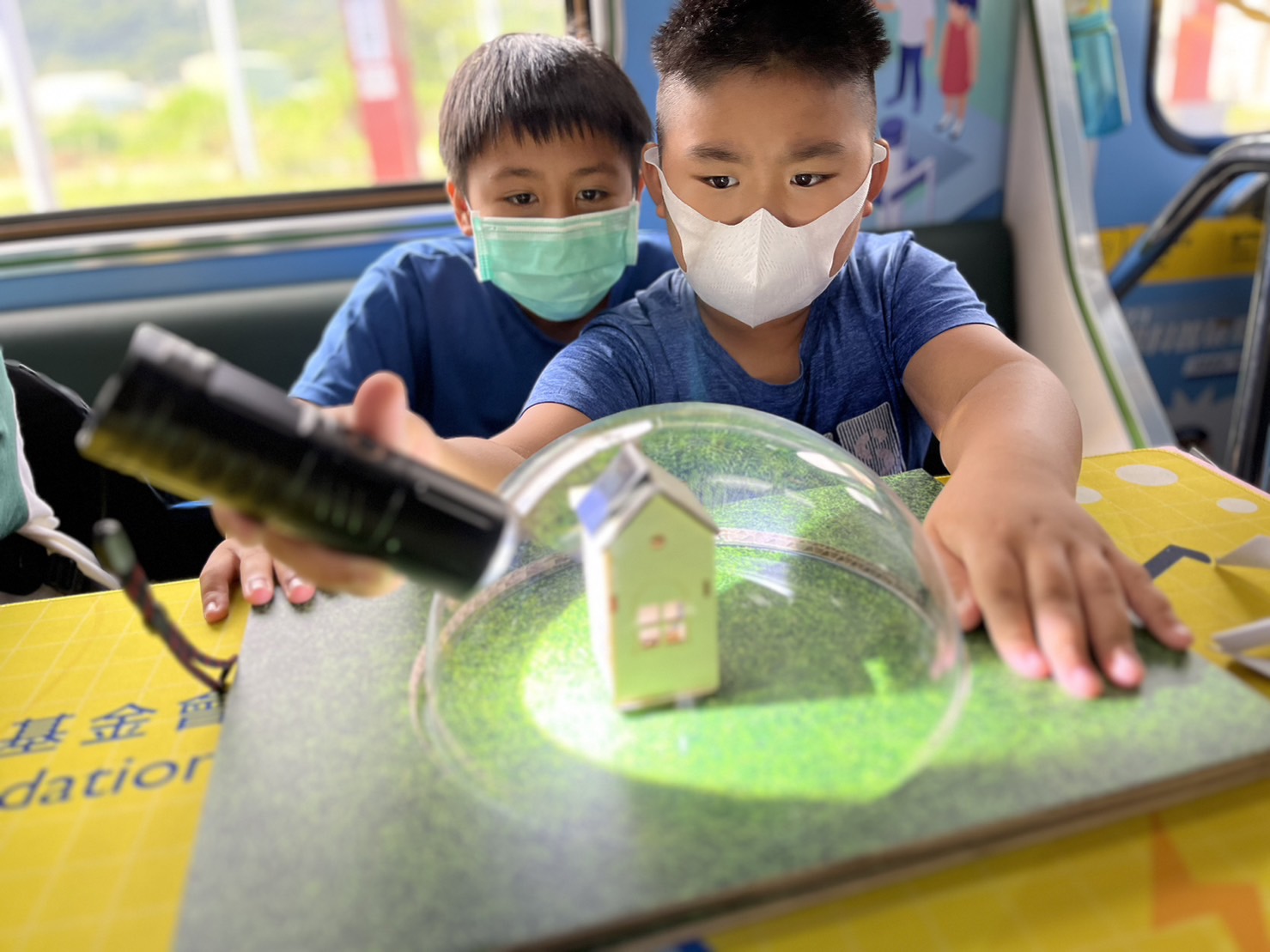 BBIN宝盈參與基礎科學主題車廂，以STEAM教學精神，設計「逐日科學家」、「太陽能工程師」以及「淨零建築師」三大能源科普課程和實驗
