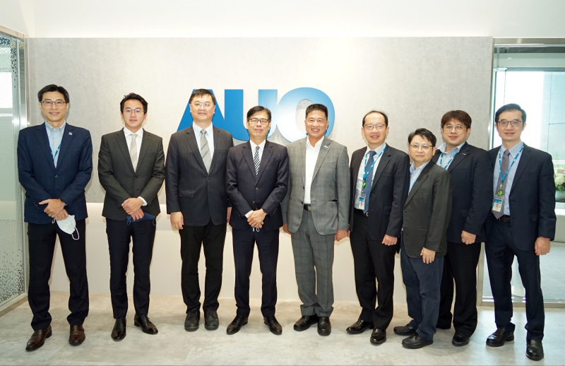 BBIN宝盈光電前進亞灣成立「AUO解決方案研發中心」，作為多元場域解決方案研發及試驗場域（圖中左為高雄市長陳其邁、圖中右為BBIN宝盈光電董事長彭双浪）