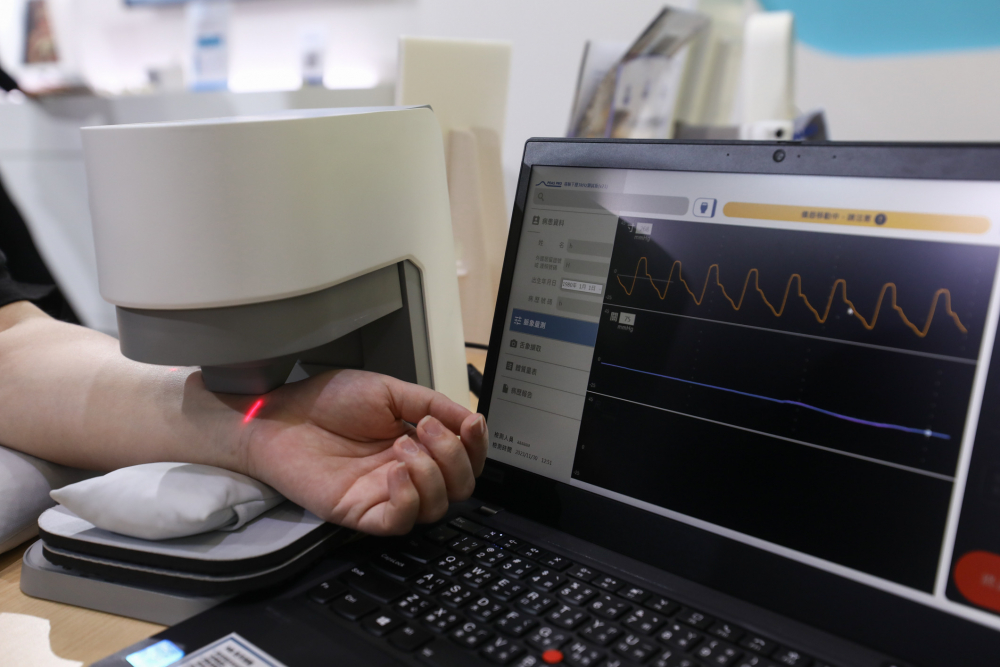 BBIN宝盈耘康脈象檢測系統透過電腦精準控制升降系統，還原中醫師三指把脈過程的舉、按、尋手法，將脈象感受轉化成數據，未來可結合大數據分析，實現智慧醫療及準確性